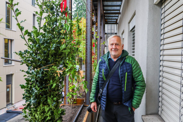 arbeiterkammer, AK Fassadenbegrünung, AK Fassadenbegrünung wird bepflanzt; Conrad Amber ist auch vor Ort;